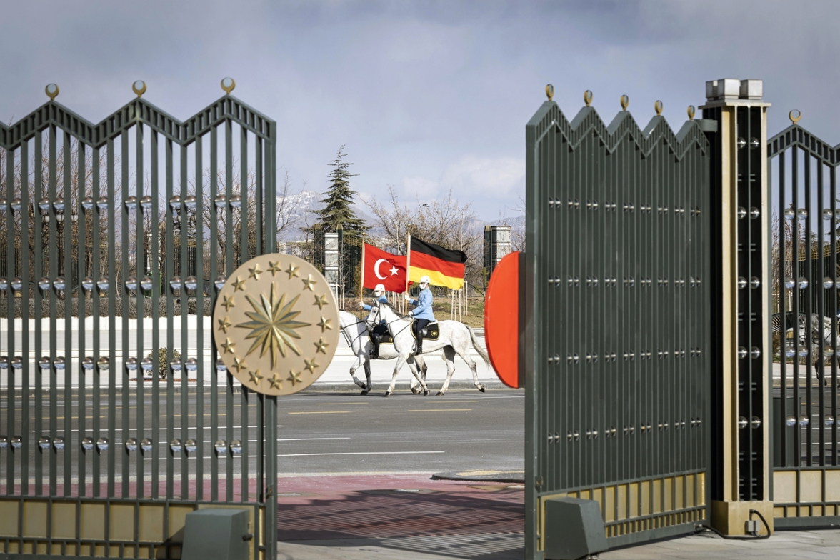 Zwei Reiter mit der deutschen und türkischen Fahne hinter den Toren des Präsidentenpalastes.