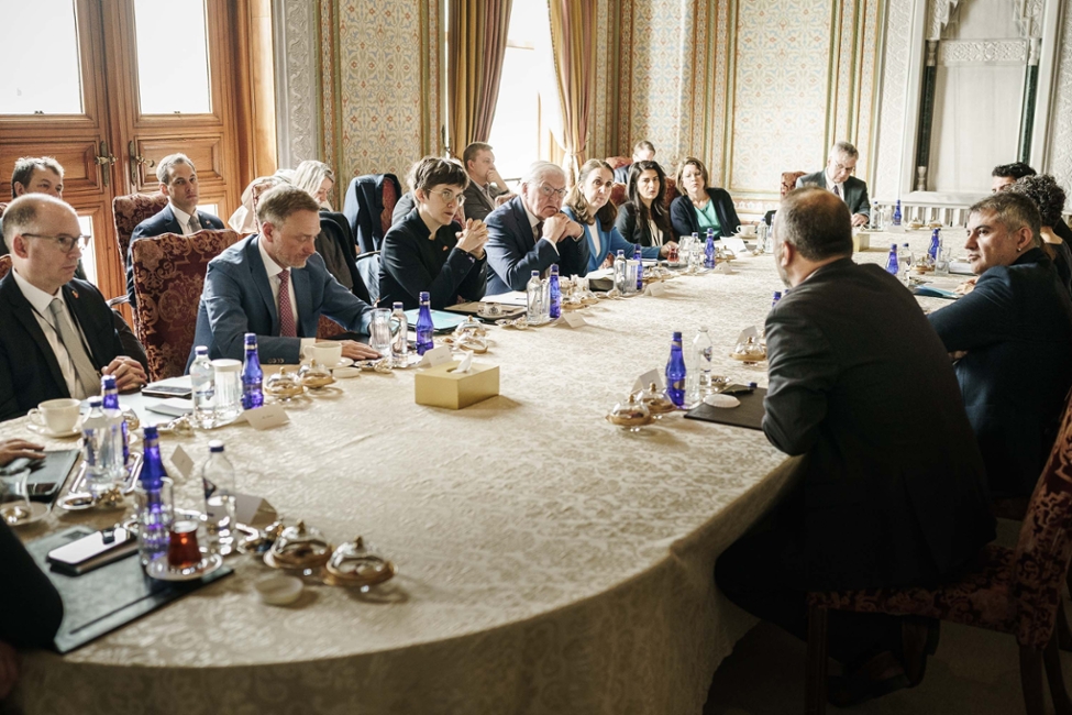 Bundespräsident Steinmeier sitzt an einem Tisch mit Vertreterinnen und Vertretern der türkischen Zivilgesellschaft