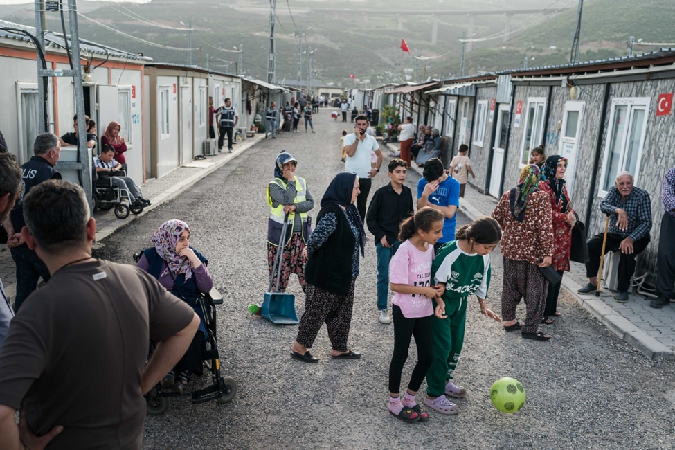 Ein Container-Dorf mit geflüchteten Menschen
