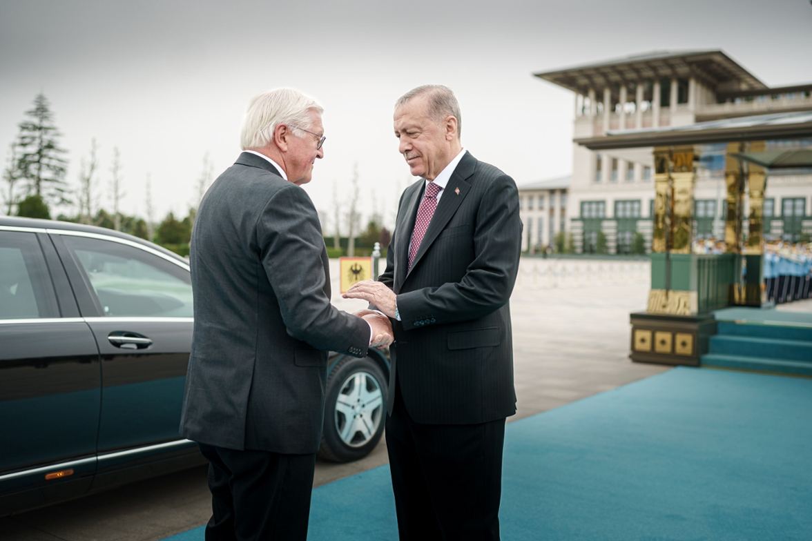 Bundespräsident Frank-Walter Steinmeier wird durch den Präsidenten der Republik Türkei, Recep Tayyip Erdoğan, am Präsidialpalast begrüßt