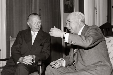 Federal President Theodor Heuss (r.) in conversation with Chancelor Konrad Adenauer 1959