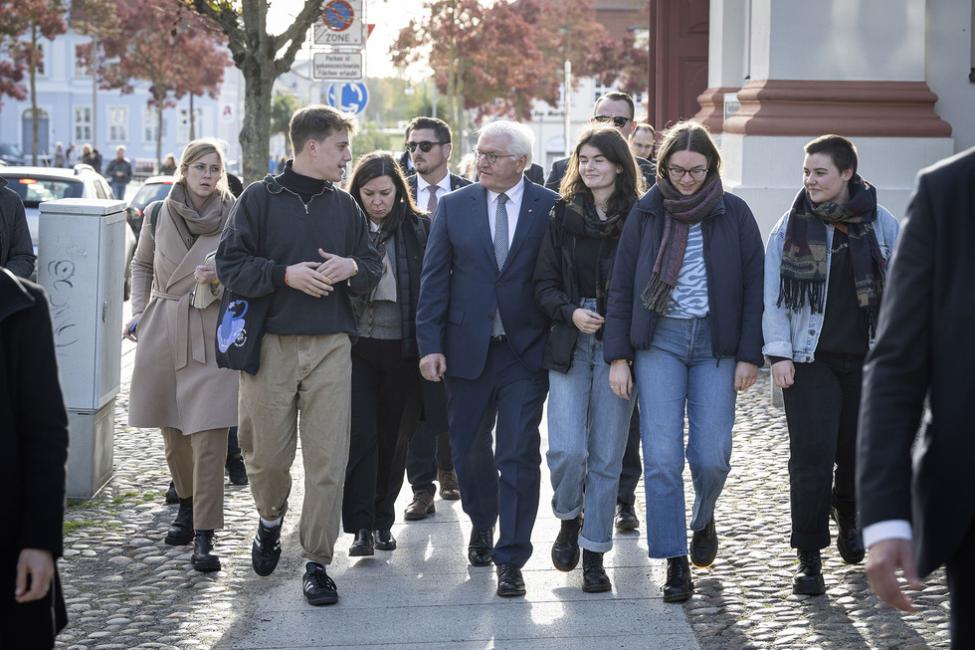 Federal President Frank-Walter Steinmeier on a walk through the town with young people
