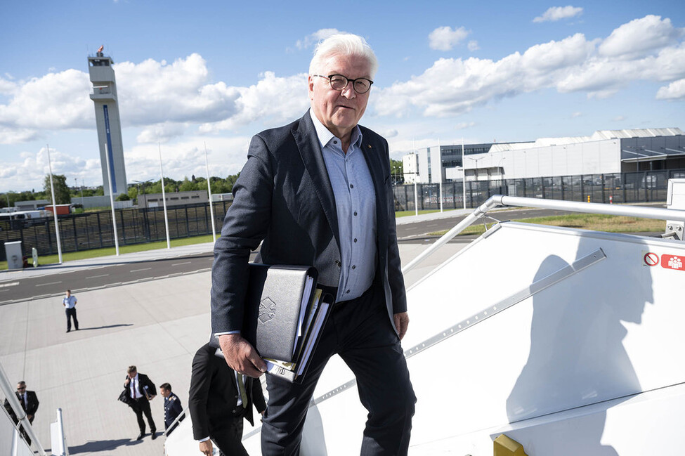 Federal President Frank-Walter Steinmeier boarding an airplane (archive)