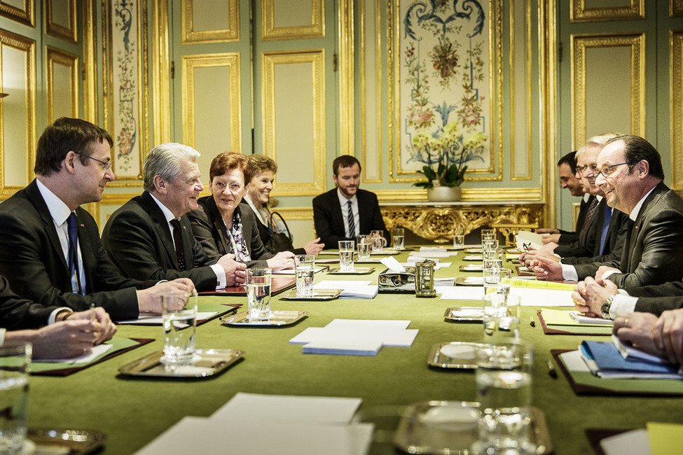 Federal President Joachim Gauck talks with the French President François Hollande at Elysée Palast