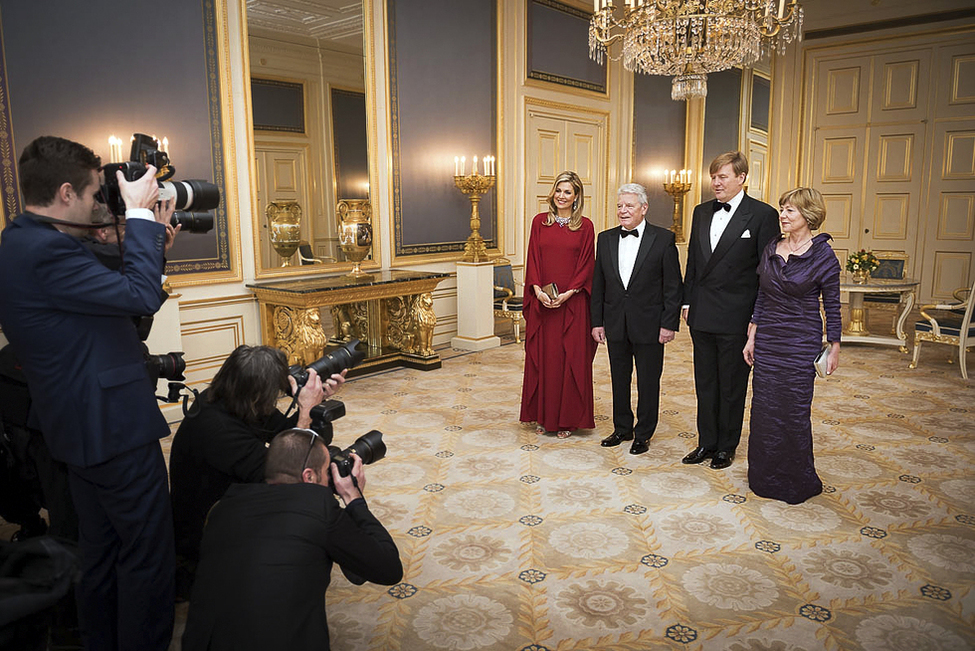 Federal President Joachim Gauck and Daniela Schadt are greeted by King Willem-Alexander and Queen Máxima of the Netherlands in the Paleis Noordeinde in The Hague on the occasion of their visit to the Netherlands