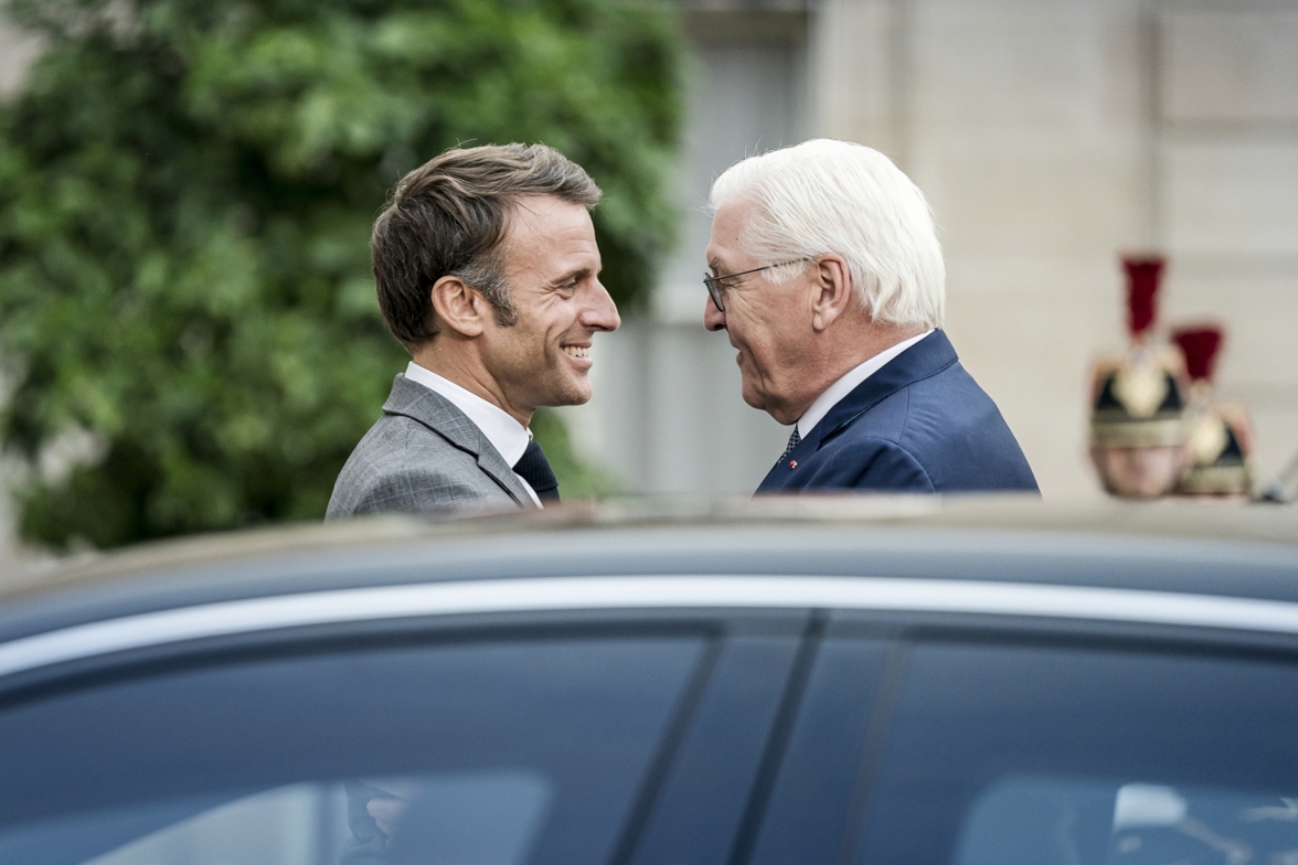 Bundespräsident Frank-Walter Steinmeier und der französische Staatspräsident Emmanuel Macron begegnen sich am Auto